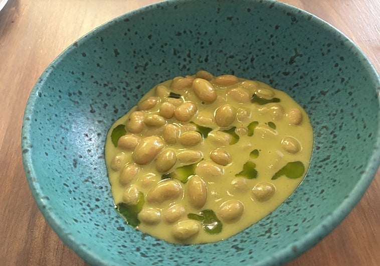 Imagen principal - Platos del restaurante madrileño Hipocampo: pochas en salsa verde, changurro donostiarra y ensaladilla con bonito