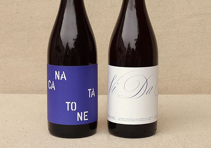 Dos de las botellas de vino de Ca Na Toneta y Vida