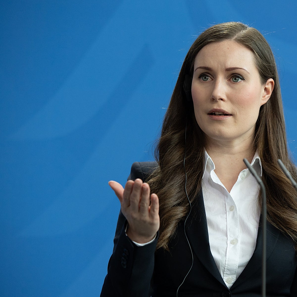 Nueva polémica para Sanna Marin: se filtra otro vídeo abrazada a un conocido cantante