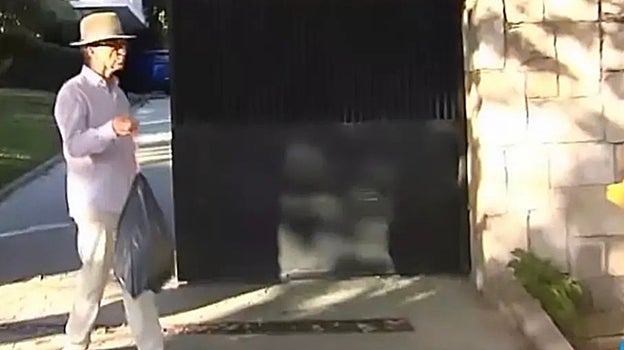 José Ortega Cano saca la basura de su casa