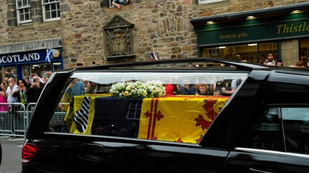 Cuando el ataúd llegó al palacio de Holyrood ya no llevaba la publicidad de la funeraria escocesa