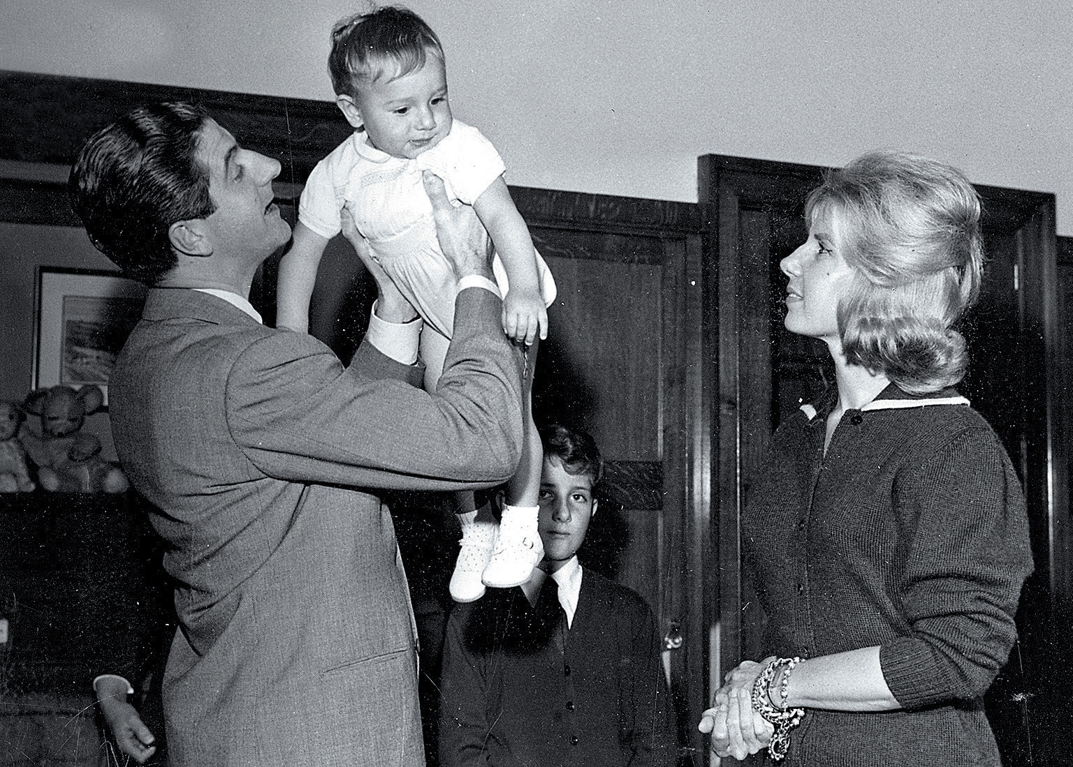 El matrimonio con Fernando, su cuarto hijo, en octubre de 1960.  Son tiempos de máximo esplendor de la pareja, icono social de su tiempo como lo demuestra que ese mismo año, Cayetana recibió la visita en su casa de Jackie Kennedy. Fernando, el actual  marqués de San Vicente del Barco es el gran desconocido de la familia, ajeno al entorno mediático y muy discreto. Nunca se ha casado.