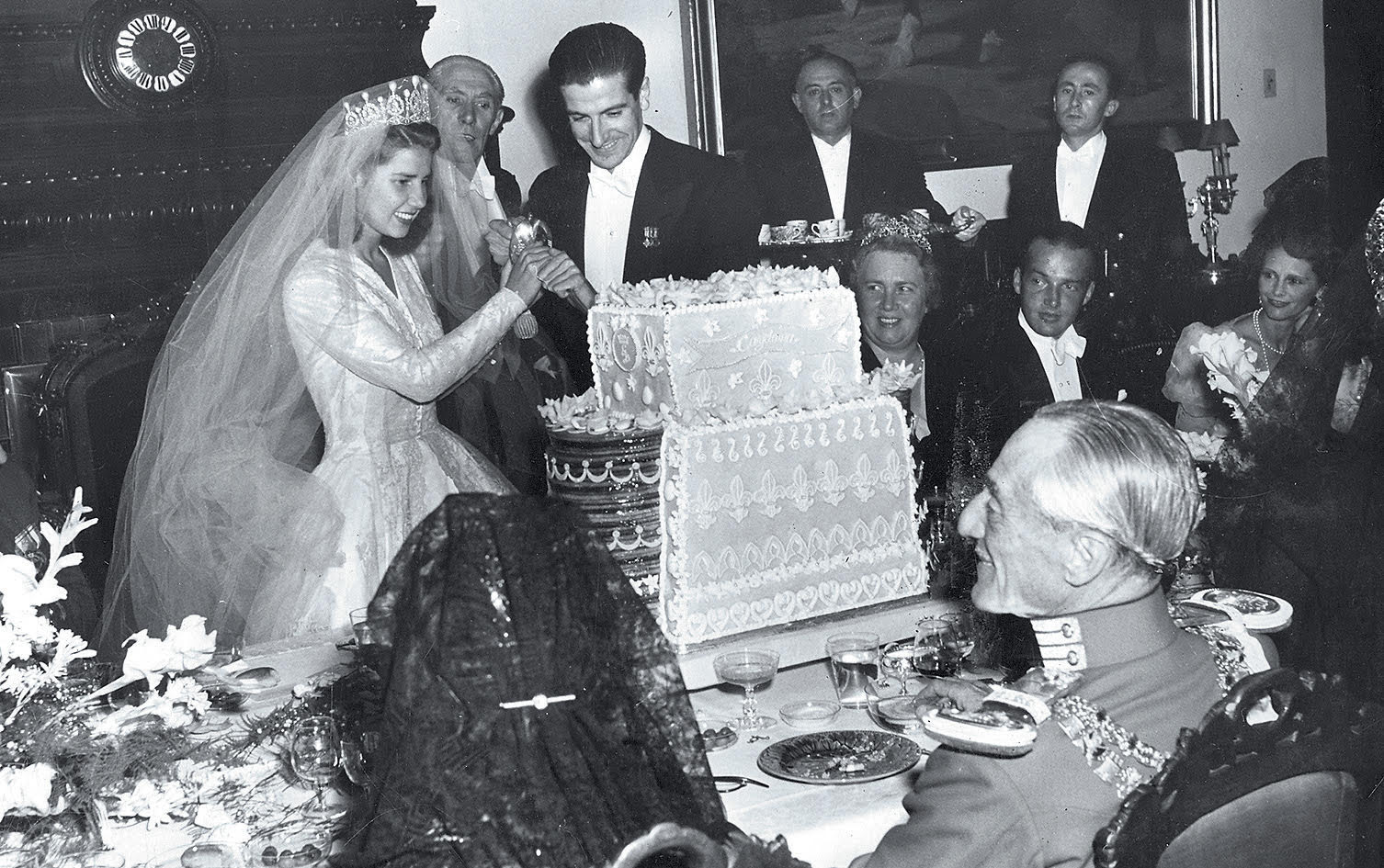 Imagen del banquete de boda celebrado en Las Dueñas el 12 de octubre de 1947. El duque Jacobo, padre de  Cayetana, de espaldas. En declaraciones a ABC, la duquesa contaría «Guardo de mi boda en Sevilla un recuerdo imborrable y una íntima emoción. Hace mucho tiempo de aquel día pero permanece en mi memoria la salida de Dueñas, en el coche de mulas, con borlas blancas, que iba enjaezado a la calesera y adornado con el escudo de la Casa, y la llegada a la catedral, por la puerta de San Miguel que da a la Avenida. En las aceras, decenas de personas se agolpaban, aplaudían y nos vitoreaban. Querían acompañarnos en aquel día tan especial y yo lo he agradecido siempre. Eran tiempos difíciles».