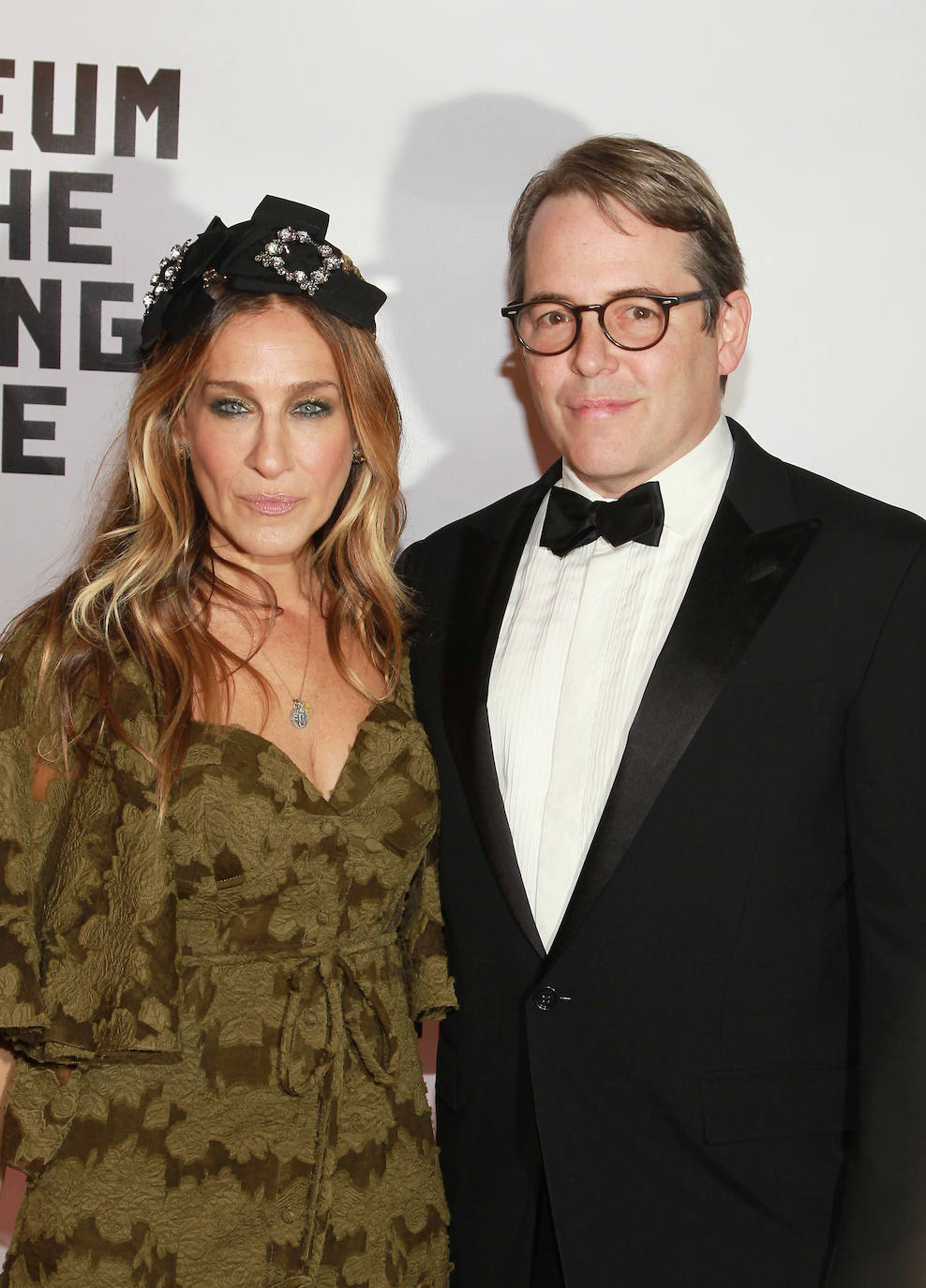 Sarah Jessica Parker y Matthew Broderick llevan 20 años de matrimonio y tienen tres hijos, James Wilkie y las mellizas Tabitha Hidge y Marion Loretta. Su clave para lograr el éxito como pareja ha sido vivir separados. Debido a la profesión de ambos actores, suelen pasar largas temporadas sin coincidir. Lo que facilita que su relación funcione.