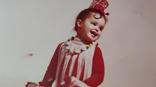 Mónica Estarreado de pequeña vestida de gitana