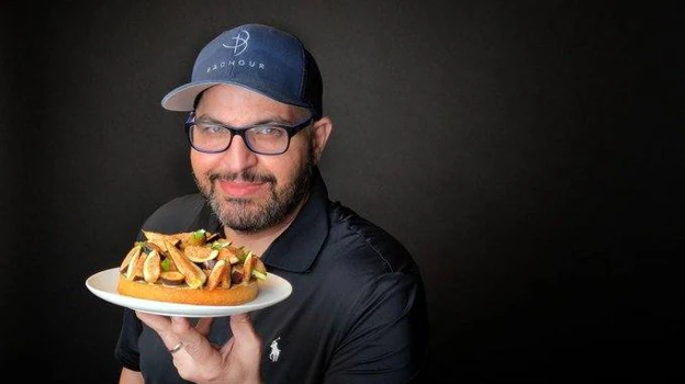 Antonio Bauchour con una de sus deliciosas creaciones.