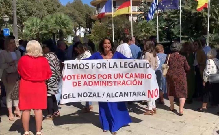 Aída Nízar, la nueva Juana de Arco marbellí, expulsada por 5 policías del congreso del PP