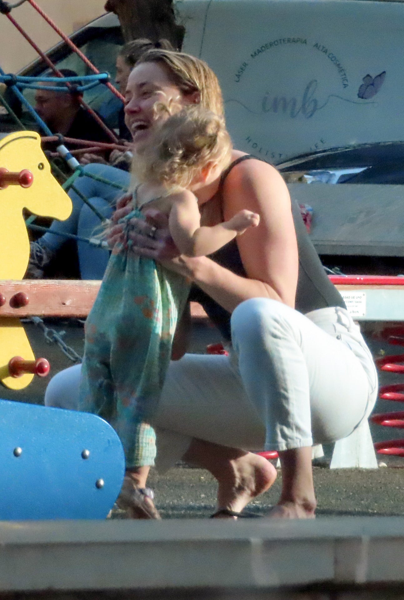 Amber Heard feliz con su hija.