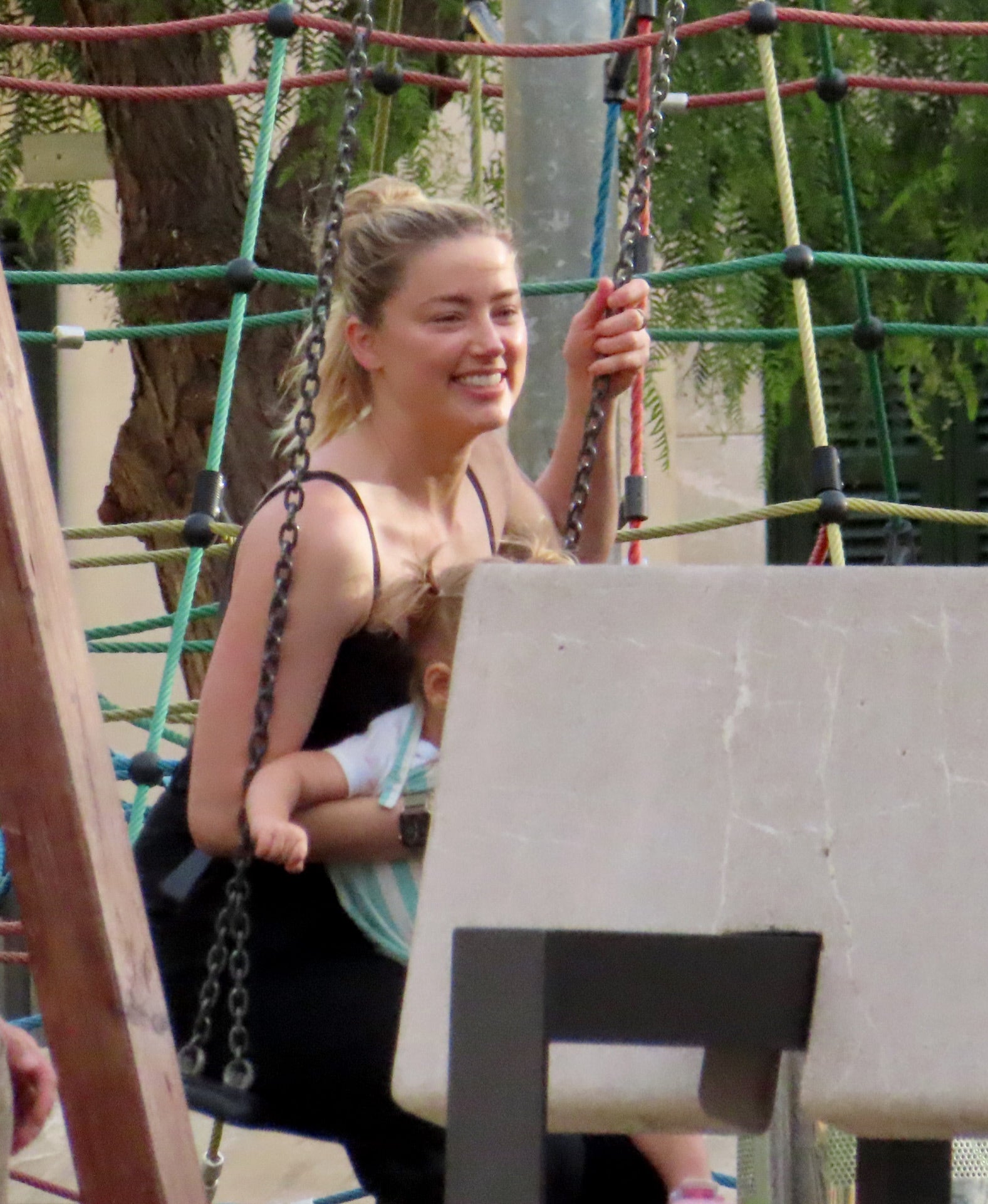 Amber Heard columpiándose con su hija