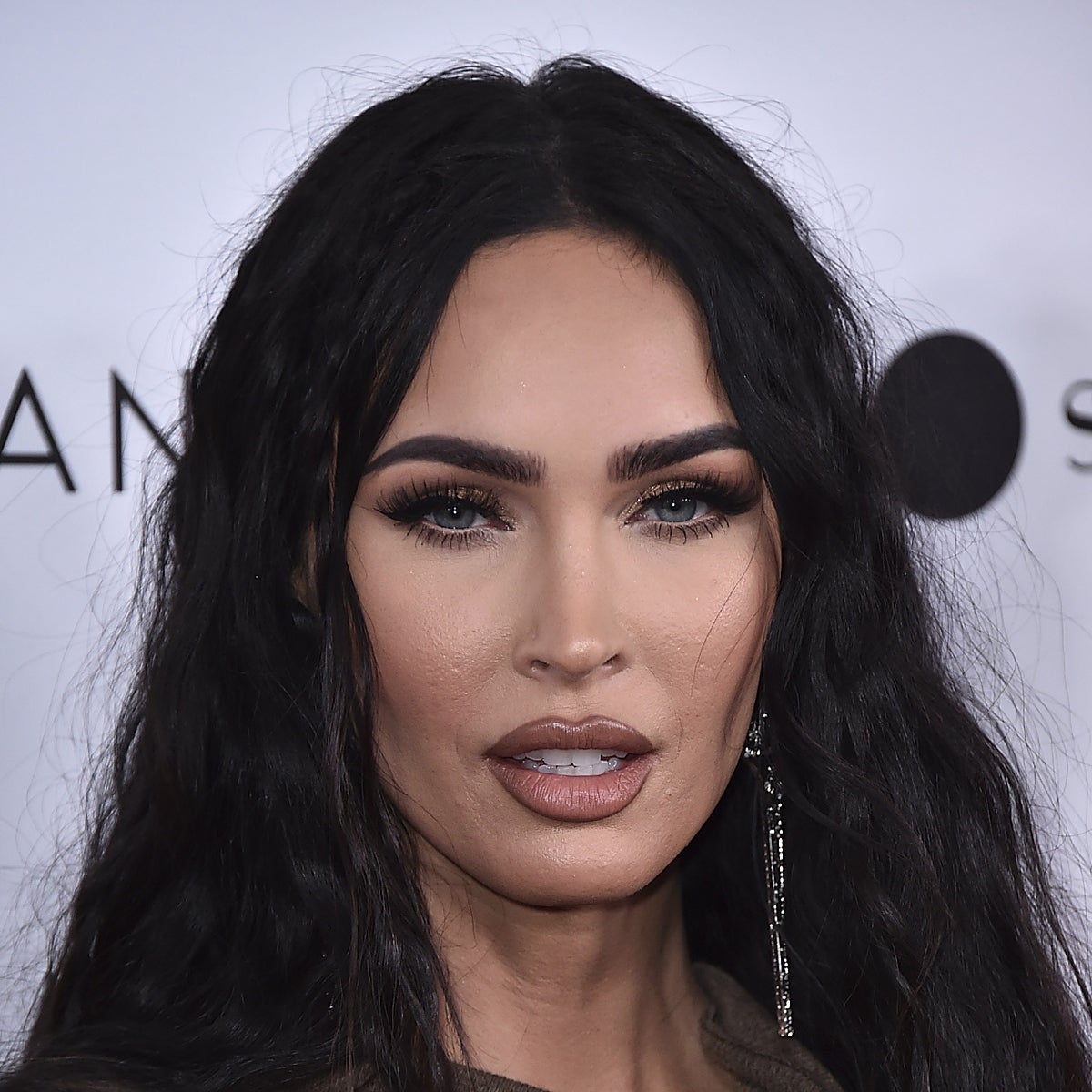 Megan Fox estalla contra una seguidora que la cuestiona como madre