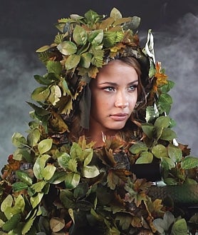 Imagen secundaria 2 - Algunas de las prendas de la colección de moda 'Royal Hunt' y el perfume que recibieron los invitados de la rueda de prensa