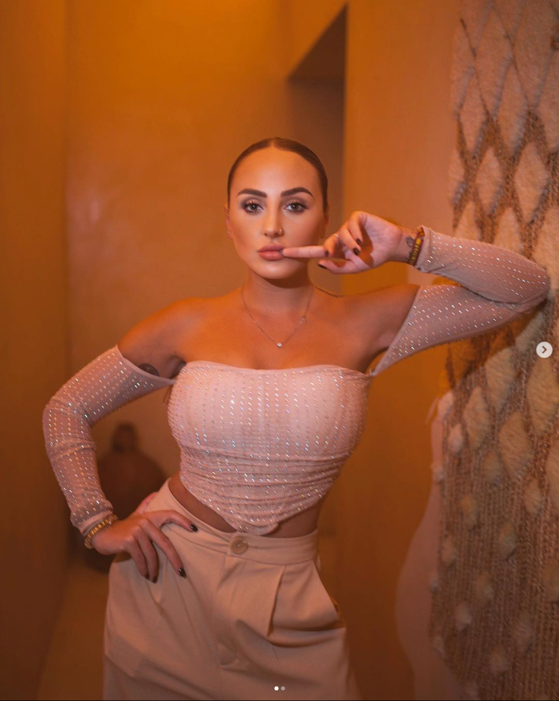 Octubre 2022. Rocío Flores posa en sus redes tras someterse  a una liposucción.