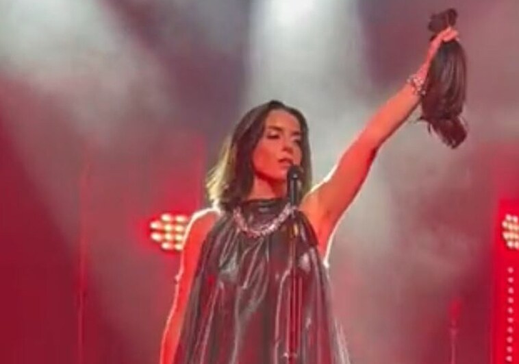 Ruth Lorenzo se corta el pelo en mitad de un concierto al grito de «libertad»