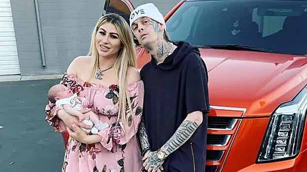 Aaron junto a su novia y su hijo