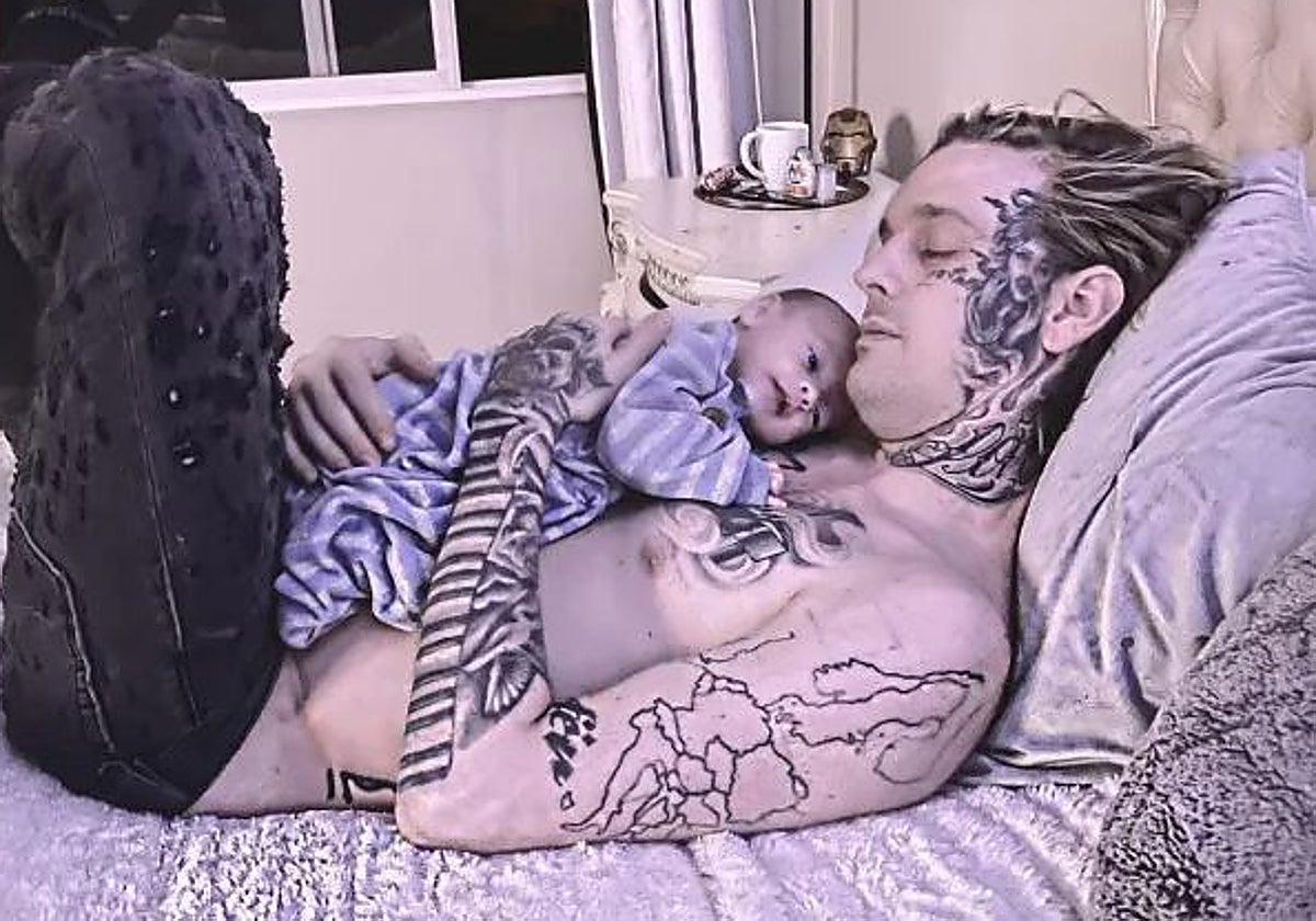 Aaron Crater junto a su hijo Prince