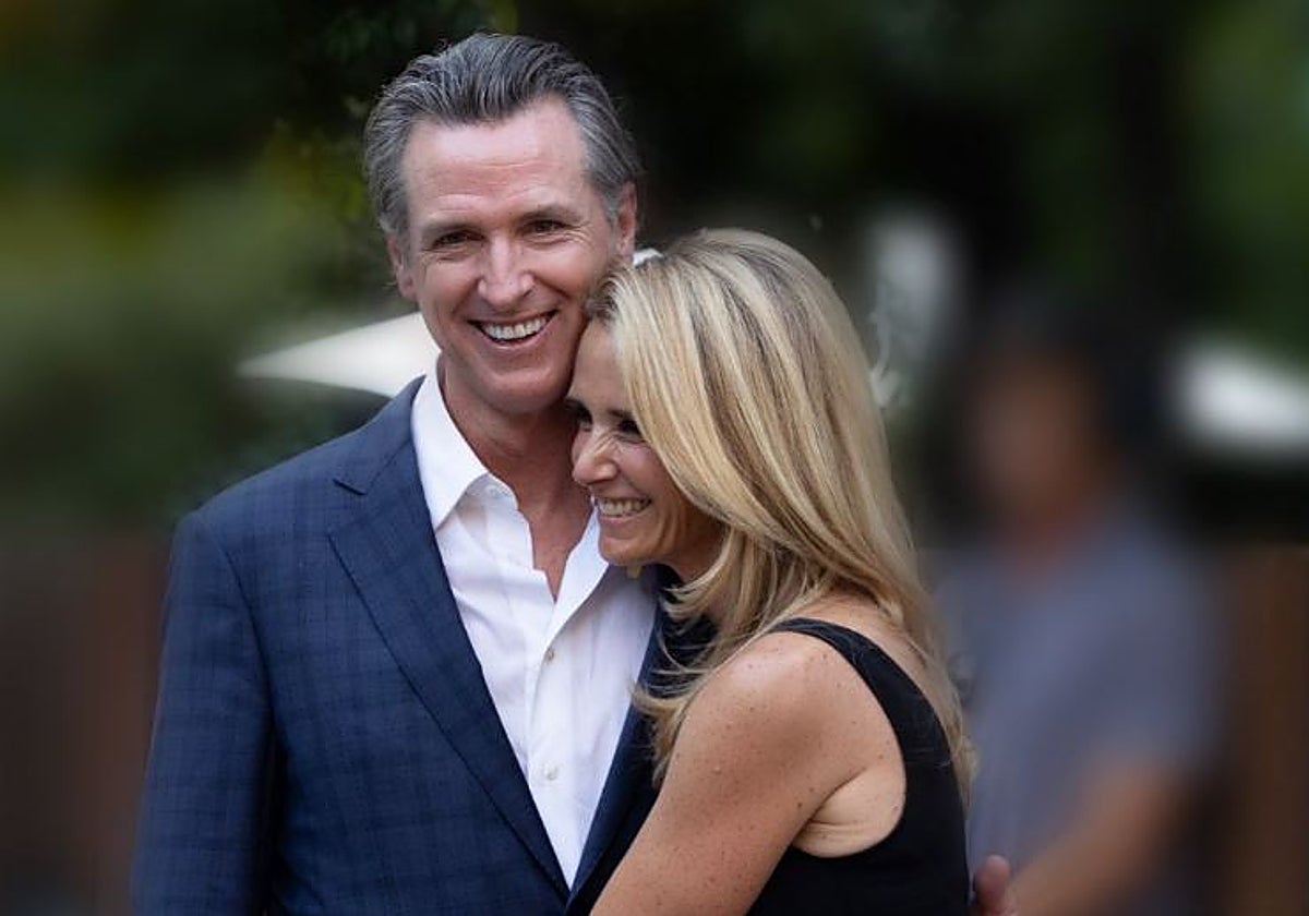 Jennifer Siebel Newsom junto a su marido