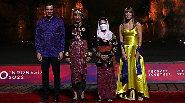 Pedro Sánchez y Begoña Gómez junto al presidente indonesio y su mujer