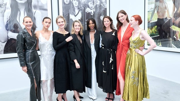 De izqda. a dcha., Amber Valletta, Irina Shayk, Natalia Vodianova, Marta Ortega, Naomi Campbell, Christy Turlington, Karlie Kloss, Karen Elson, posan en la inauguración de la primera gran exposición del prestigioso fotógrafo Steven Meisel, 'Steven Meisel 1993 A Year in Photographs'