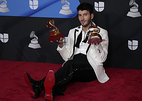 Imagen secundaria 1 - Arriba; Ángela Álvarez. Izquierda; Sebatián Yatra. Derecha; Rosalía