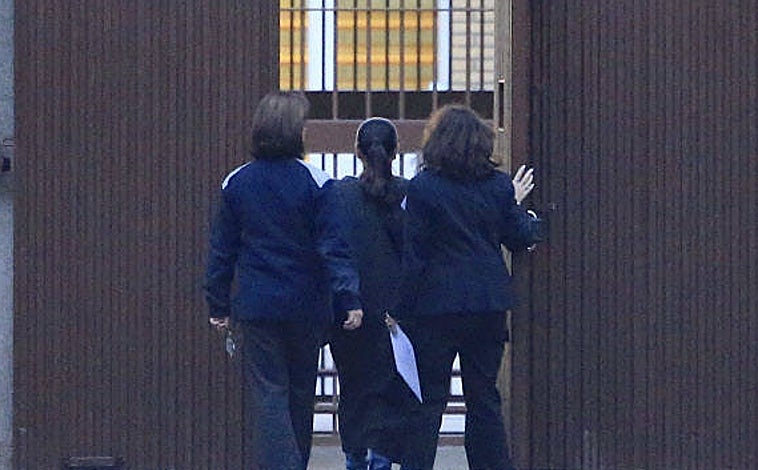 Imagen principal - Enfrentada, traicionada y aislada: la vida de Isabel Pantoja cuando se cumplen ocho años de su ingreso en prisión