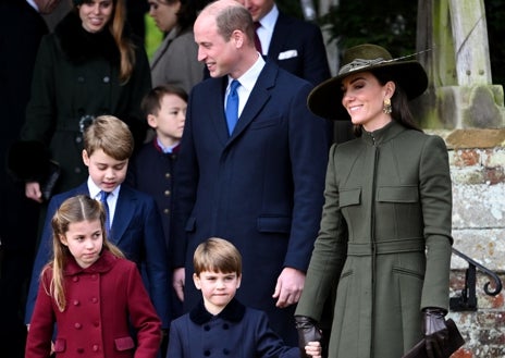 Imagen secundaria 1 - En la imaden superior el rey Carlos iii junto a su esposa Camila. En la parte inferior Kate Middleton y el príncipe Guillermo con sus hijos. Por último el príncipe Andrés.