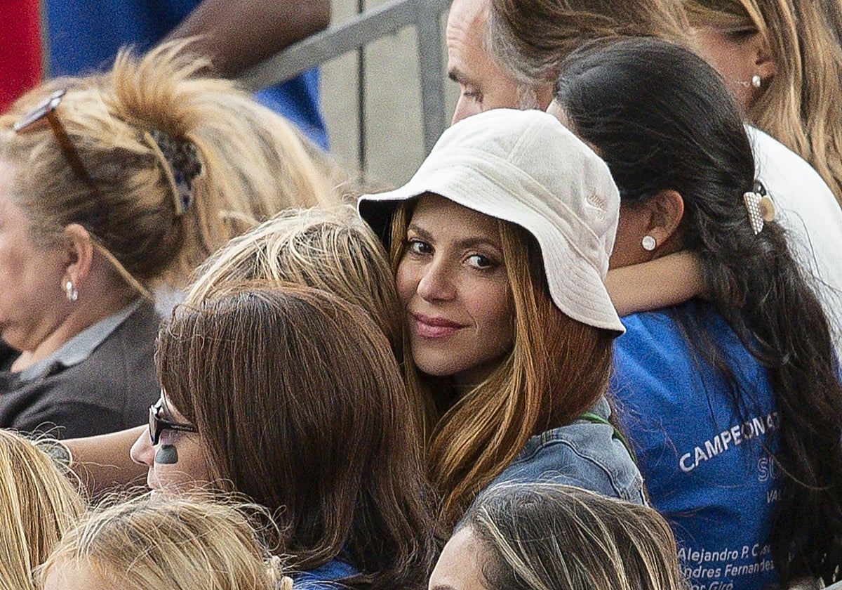 Shakira con uno de sus hijos viendo un partido