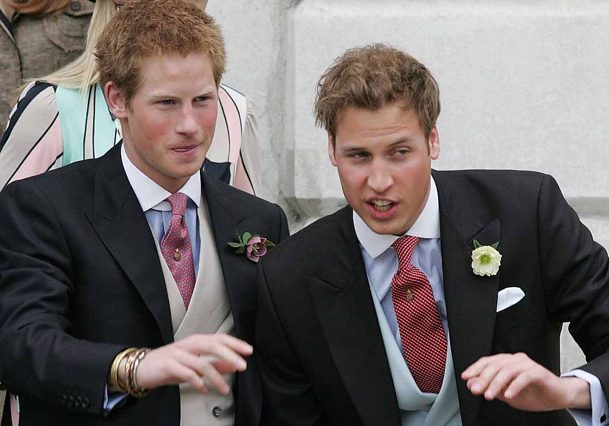 Los Príncipes Harry y Guillermo en la boda de su padre con Camilla