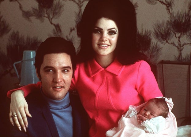 Elvis y su mujer junto a su hija Lisa Marie