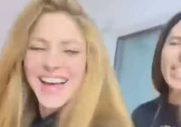 Shakira sale al balcón a cantar con sus fans la canción de Bizarrap: «¡Gracias por la serenata!»