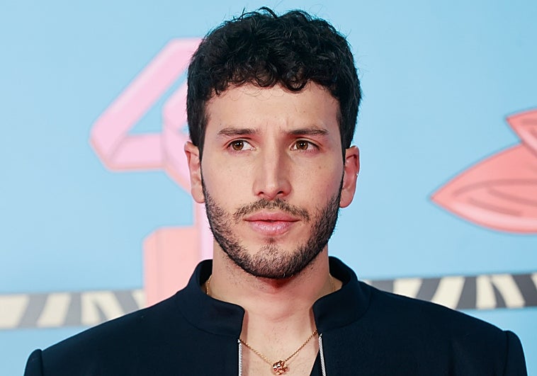 Sebastián Yatra rompe una fotografía de Aitana y Miguel Bernardeau