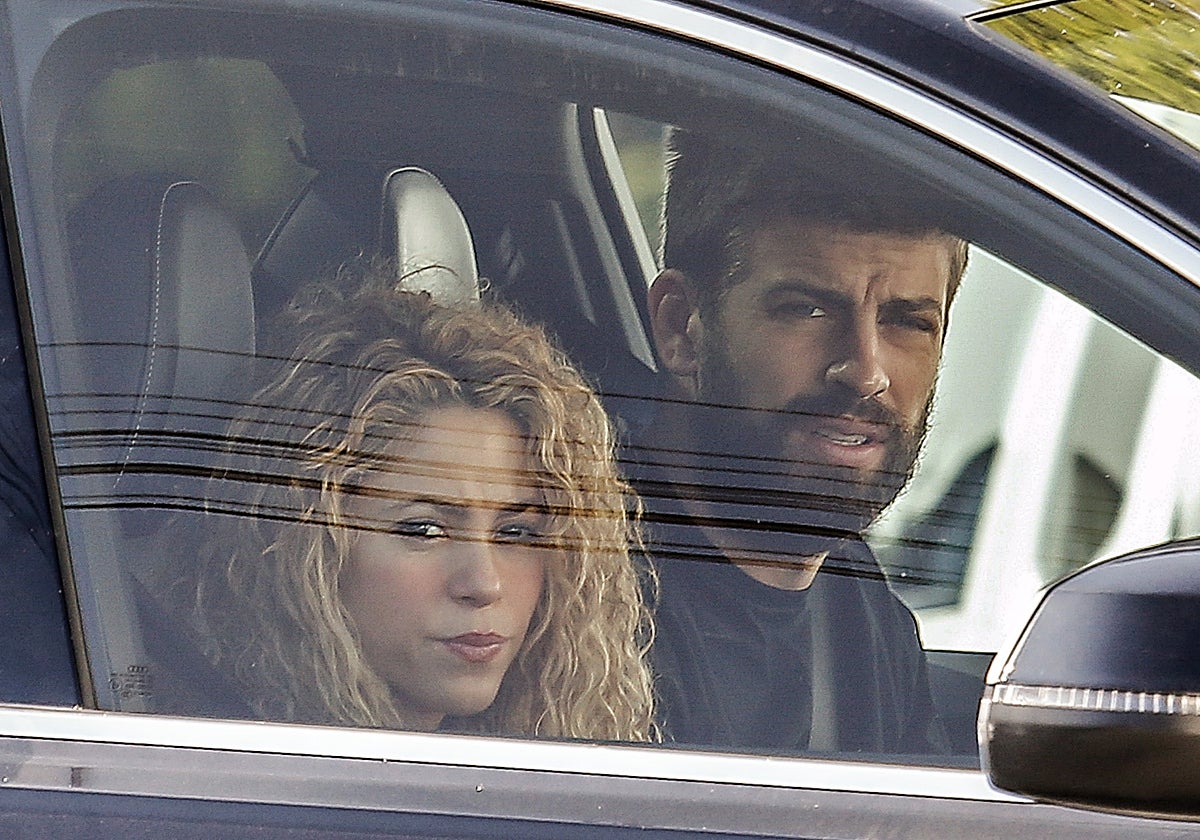 Shakira y Gerard Piqué en el interior de un coche