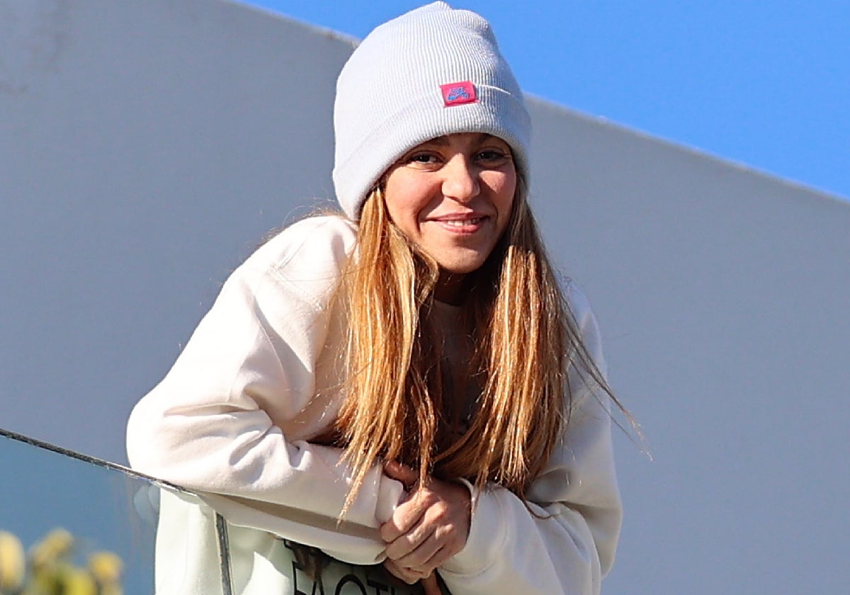 Shakira asomada al balcón de su casa