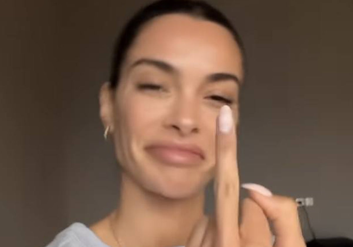 Joana Sanz haciendo una peineta en las redes sociales