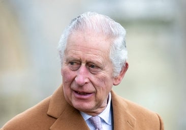 El Rey Carlos III recurre al diseñador de Apple para el emblema de su coronación