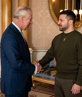 Imagen secundaria 2 - Arriba; El Príncipe Guillermo mirando a Harry. Izquierda; Meghan Markle en el funeral de Isabel ii. Derecha; Carlos III recibió al Presidente 