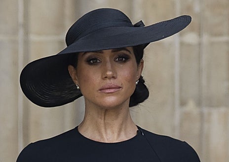 Imagen secundaria 1 - Arriba; El Príncipe Guillermo mirando a Harry. Izquierda; Meghan Markle en el funeral de Isabel ii. Derecha; Carlos III recibió al Presidente 
