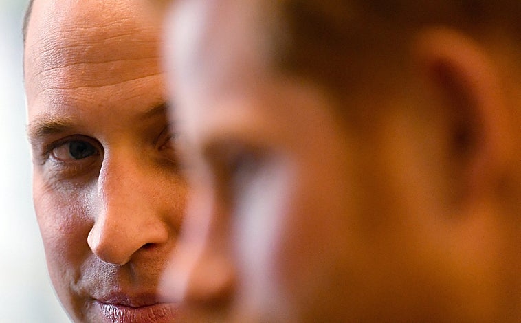 Imagen principal - Arriba; El Príncipe Guillermo mirando a Harry. Izquierda; Meghan Markle en el funeral de Isabel ii. Derecha; Carlos III recibió al Presidente 