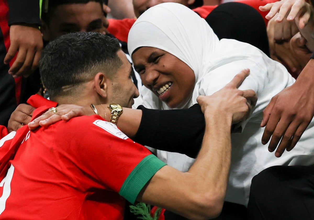 Achraf Hakimi junto a su madre