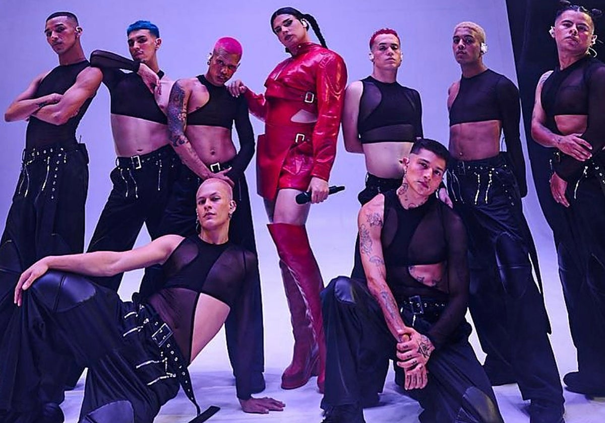 El youtuber iOA junto a sus bailarines