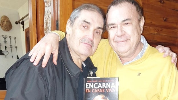 Pedro Pérez y Juan Luis Galiacho con el libro dedicado a la comunicadora