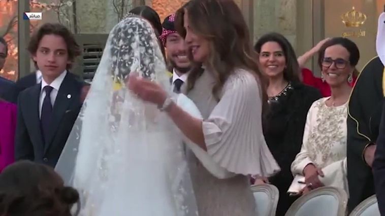 Rania de Jordania deslumbra en la boda de su hija Iman