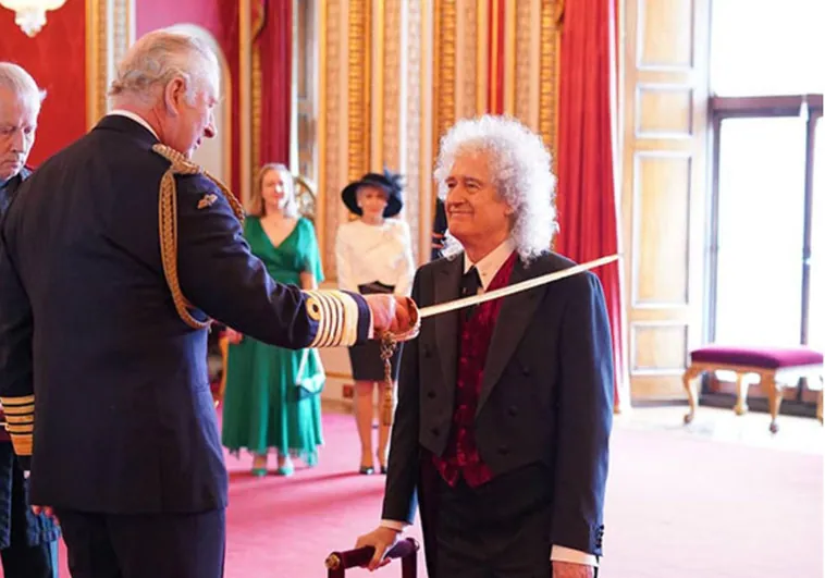 Brian May de Queen, nombrado Caballero de la Orden del Imperio Británico por el Rey Carlos III