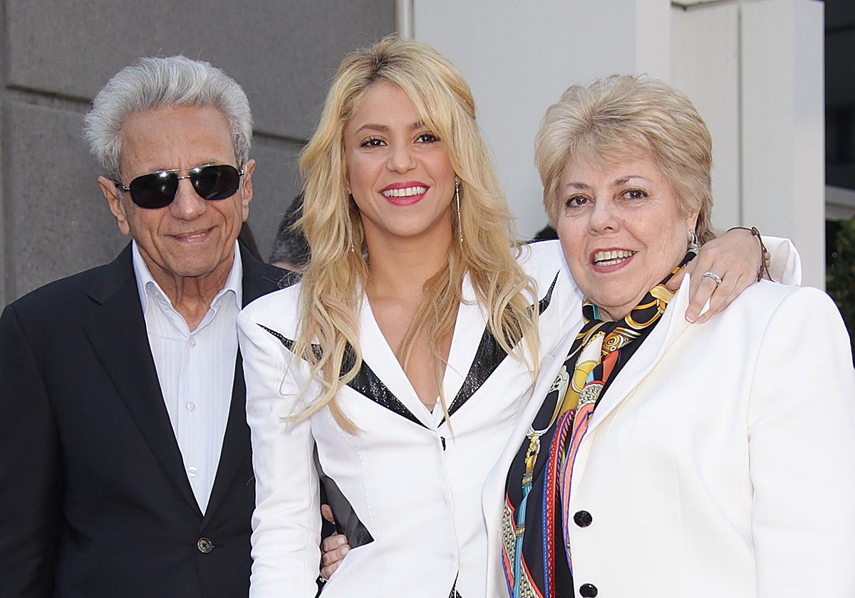 Shakira junto sus padres