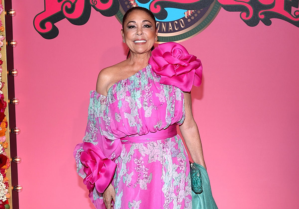 Isabel Pantoja posando para los medios en el Baile de la Rosa