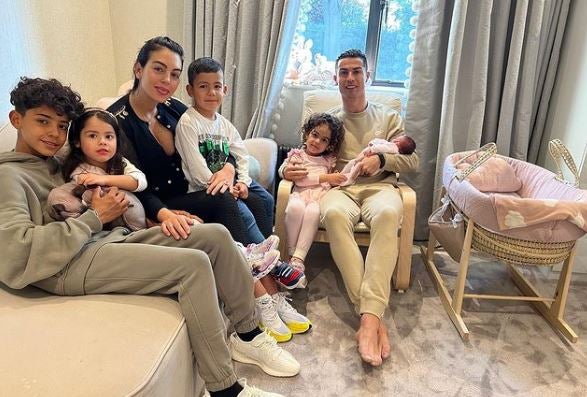 Cristiano Ronaldo y Georgina, posando con sus hijos tras el nacimiento la más pequeña, tuvieron antes a los mellizos Eva y Mateo por un vientre de alquiler