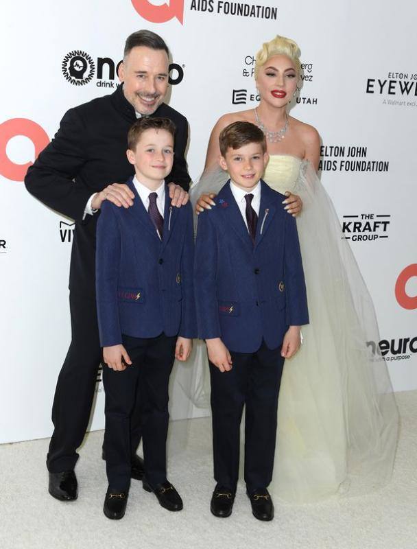 El esposo de Elton John, David Furnish, junto a su amiga Lady Gaga, y los hijos de la pareja, Zachary y Elijah, en una fiesta el año pasado. La cantante es la madrina de los niños