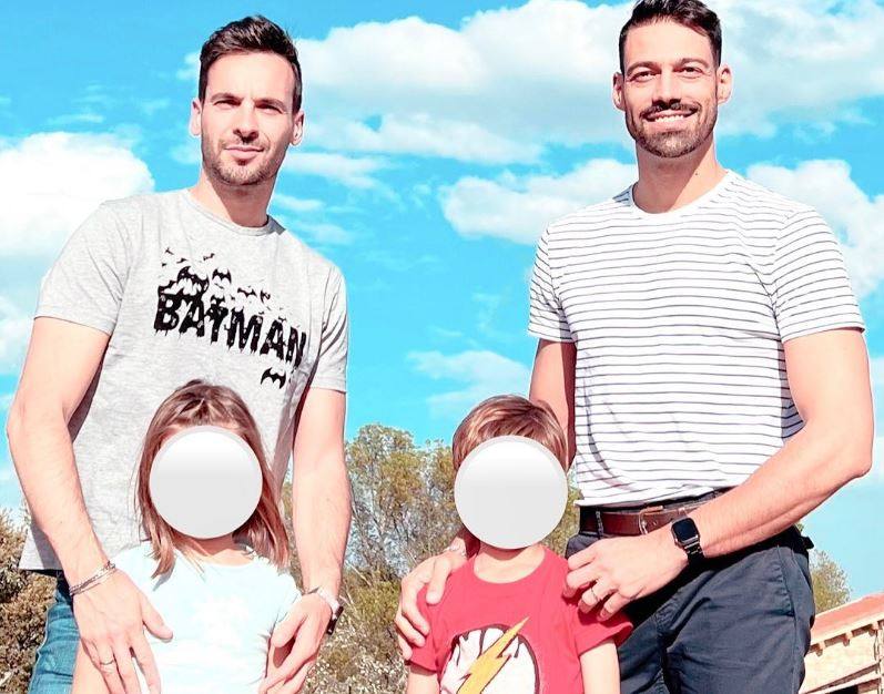 El periodista y presentador de TVE Lusi Guilera es otro de los rostros que fue padre gracias a un vientre de alquiler y que a menudo suele mostrar sus retoños, Bruno y Lola. Nacieron en 2015 y desde entonces tanto él como su marido, el repostero Juan Pablo Martín, presumen de hijos tanto como pueden.