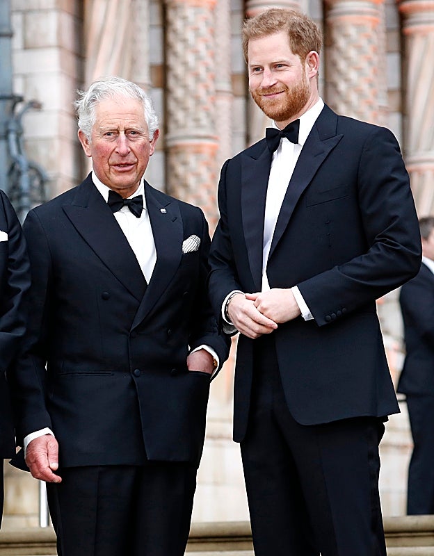 Carlos III junto a su hijo el prínicpe Harry