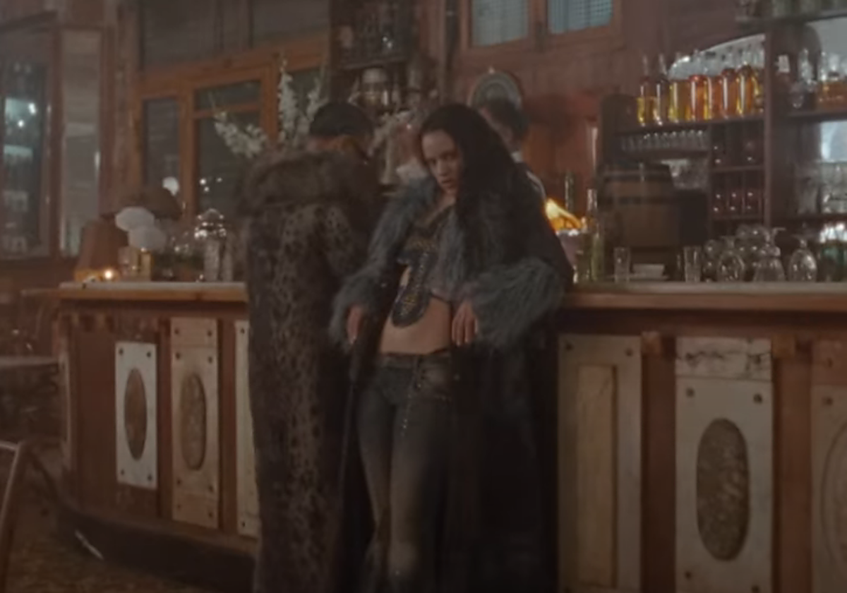Rosalía y Rauw Alejandro beben absenta donde lo hacían Picasso y Hemingway en su último videoclip