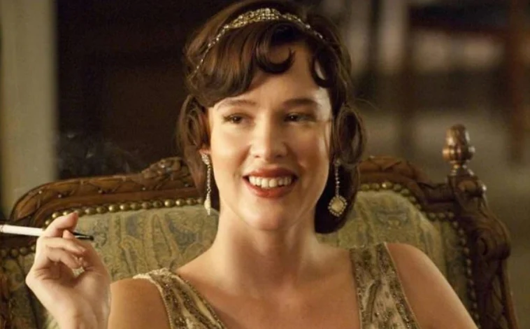 Imagen principal - Arriba., Paz de la Huerta en una escena.  de la serie 'Boardwalk Empire', donde hace de novia del heroa.  Izquierda., otra secuencia de la actriz en la ficción.  Derecha., junto a su amigo el Actor Jack Nicholson en un estreno 